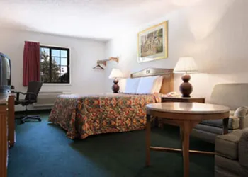 Travelodge by Wyndham Waukegan Gurnee hotel thumbnail 3