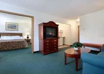Travelodge by Wyndham Waukegan Gurnee hotel thumbnail 4