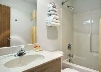 Travelodge by Wyndham Waukegan Gurnee hotel thumbnail 5