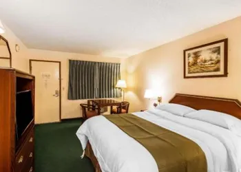 Econo Lodge Everett hotel thumbnail 2