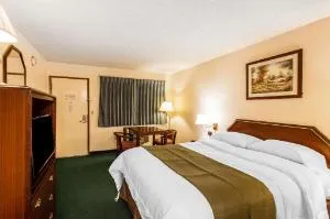 Econo Lodge Everett hotel thumbnail 2
