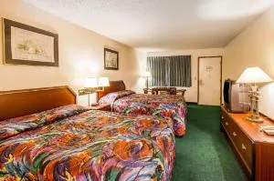 Econo Lodge Everett hotel thumbnail 3