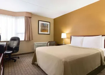 Travelodge by Wyndham Toronto East hotel thumbnail 4