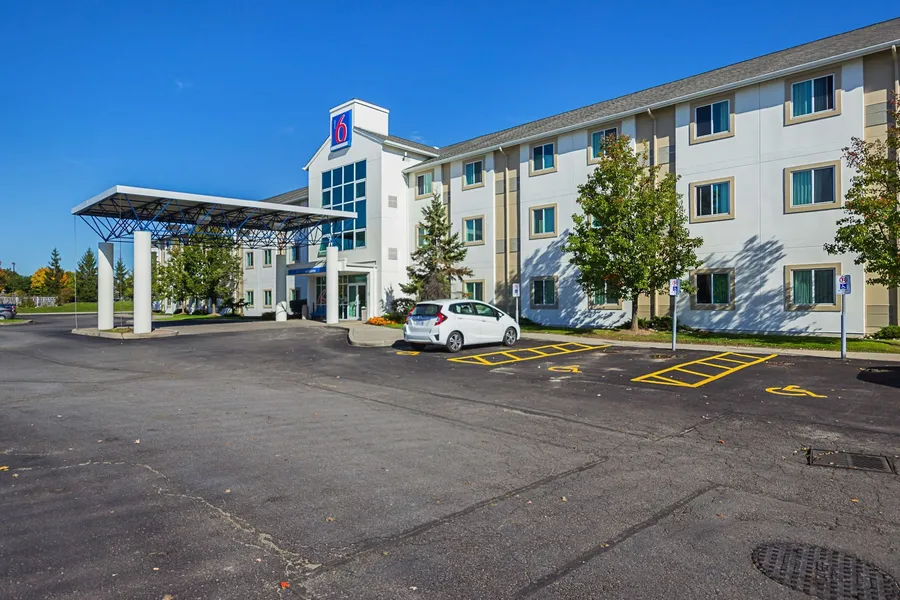 Motel 6 Whitby, ON - Toronto East hotel detail image 2