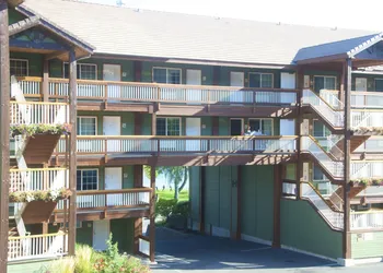 Lakeside Lodge And Suites hotel thumbnail 6