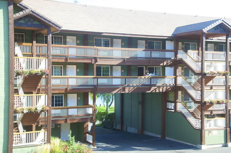 Lakeside Lodge And Suites hotel detail image 6
