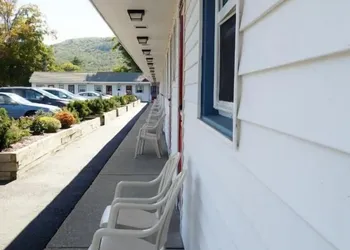 Monument Mountain Motel hotel thumbnail 2