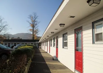 Monument Mountain Motel hotel thumbnail 3