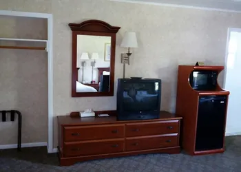 Monument Mountain Motel hotel thumbnail 8