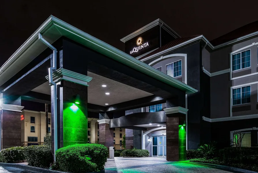 La Quinta Inn & Suites by Wyndham Tomball hotel detail image 2