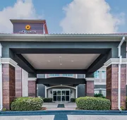 La Quinta Inn & Suites by Wyndham Tomball hotel detail image 3