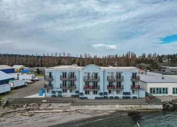 Water Front Inn hotel thumbnail 3