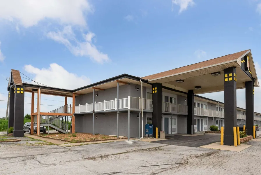 Super 8 by Wyndham Millbury/Toledo hotel detail image 2