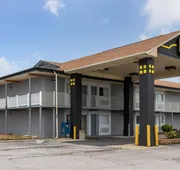 Super 8 by Wyndham Millbury/Toledo hotel detail image 4