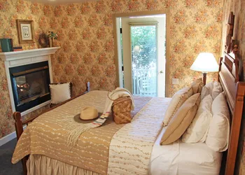 Eagle Harbor Inn hotel thumbnail 6