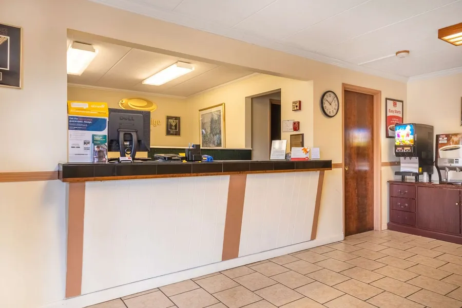 Econo Lodge Inn & Suites Windsor Locks Bradley Airport hotel detail image 2