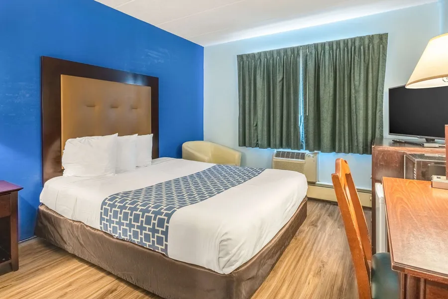 Econo Lodge Inn & Suites Windsor Locks Bradley Airport hotel detail image 6