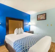 Econo Lodge Inn & Suites Windsor Locks Bradley Airport hotel detail image 7