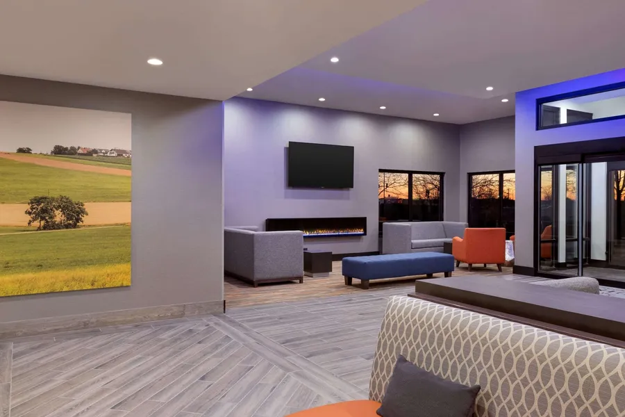 La Quinta Inn & Suites by Wyndham St Louis Route 66 hotel detail image 6