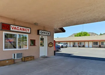 Golden Eagle Motel hotel thumbnail 3