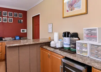 Golden Eagle Motel hotel thumbnail 4