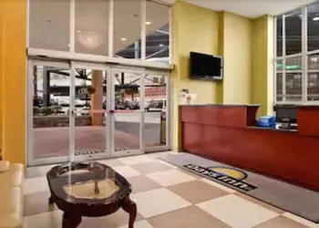 Days Inn By Wyndham Long Island City hotel thumbnail 2