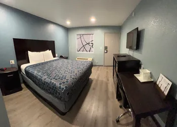 Ozark Inn hotel thumbnail 6