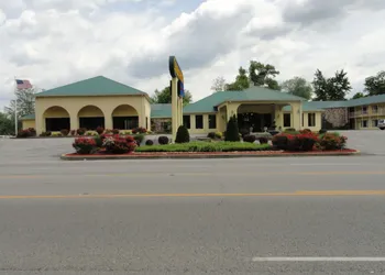 Golden Manor Inn & Suites hotel thumbnail 2
