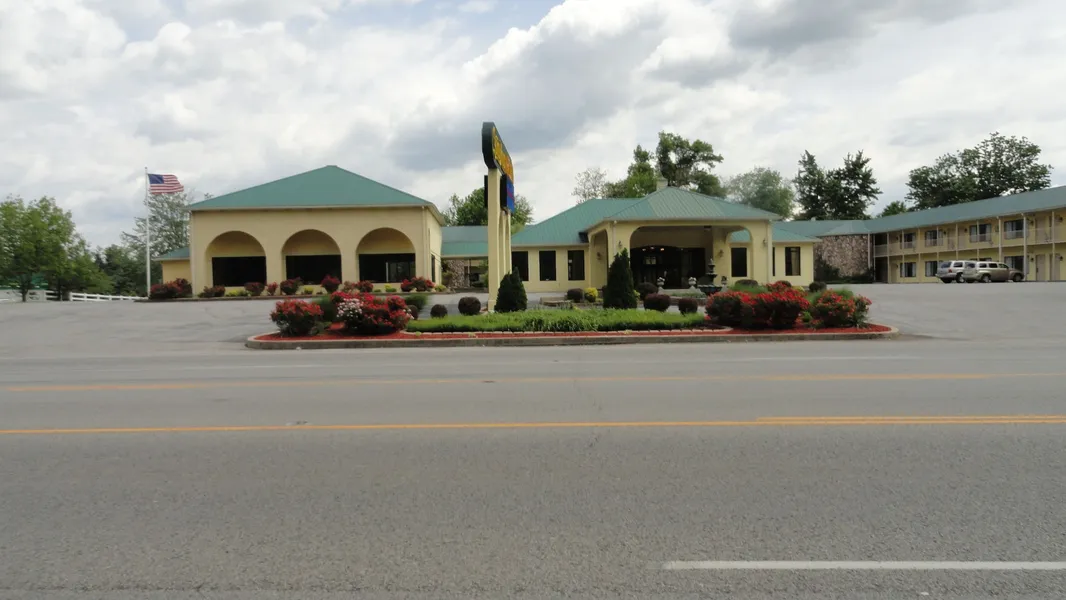 Golden Manor Inn & Suites hotel detail image 2