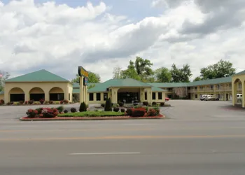 Golden Manor Inn & Suites hotel thumbnail 3