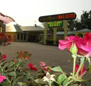 Golden Manor Inn & Suites hotel detail image 4