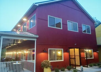 Golden Manor Inn & Suites hotel thumbnail 5