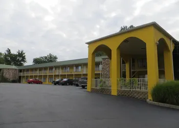Golden Manor Inn & Suites hotel thumbnail 7