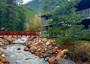 Inn on Fall River & Fall River Cabins hotel thumbnail 3
