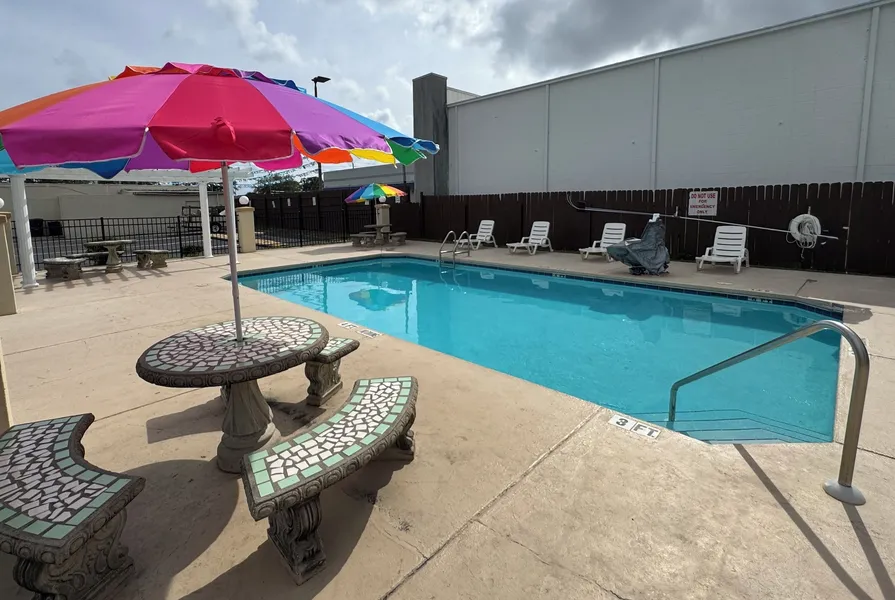 Hole Inn the Wall Hotel - Fort Walton Beach - Sunset Plaza - nearby Beaches & Hurlburt hotel detail image 2