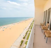Comfort Suites Beachfront hotel detail image 4