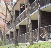 Econo Lodge Inn & Suites On The River hotel detail image 3