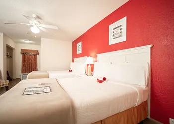 Island Sun Inn & Suites - Historic Venice & Beach Getaway hotel thumbnail 5