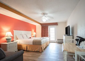 Island Sun Inn & Suites - Historic Venice & Beach Getaway hotel thumbnail 6
