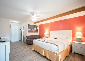 Island Sun Inn & Suites - Historic Venice & Beach Getaway hotel thumbnail 7