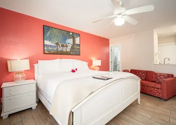 Island Sun Inn & Suites - Historic Venice & Beach Getaway hotel thumbnail 8