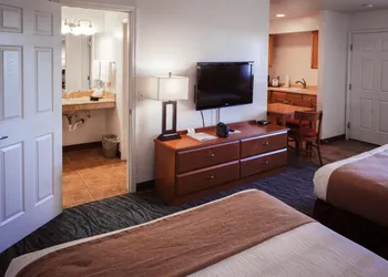 Pines Inn & Suites hotel thumbnail 8