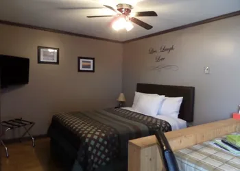 Riverside Motel hotel thumbnail 5