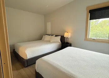 Royalty Maples Motel & Cottages hotel thumbnail 2