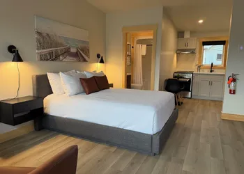 Royalty Maples Motel & Cottages hotel thumbnail 7