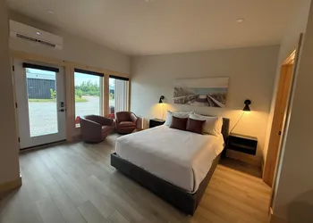 Royalty Maples Motel & Cottages hotel thumbnail 8