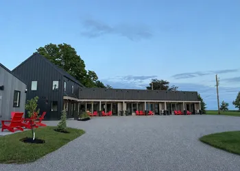 Royalty Maples Motel & Cottages hotel thumbnail 3