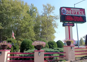 Caboose Motel hotel thumbnail 3