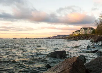 Beacon Pointe on Lake Superior hotel thumbnail 2