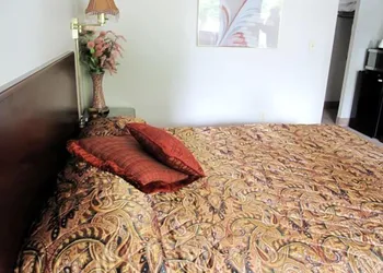Hudson Manor Inn hotel thumbnail 5